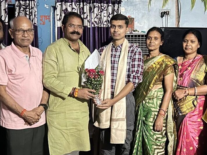 छोटे से गाँव के शिवम ध्रुव ने काबिलियत के दम पर IIT में किया सलेक्शन, विधायक इन्द्र साव ने दी बधाई