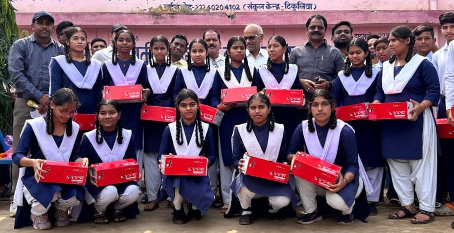 विधायक इन्द्र साव ने स्कूली बच्चों को शूज वितरित किए, माता-पिता की स्मृति में किया आयोजन