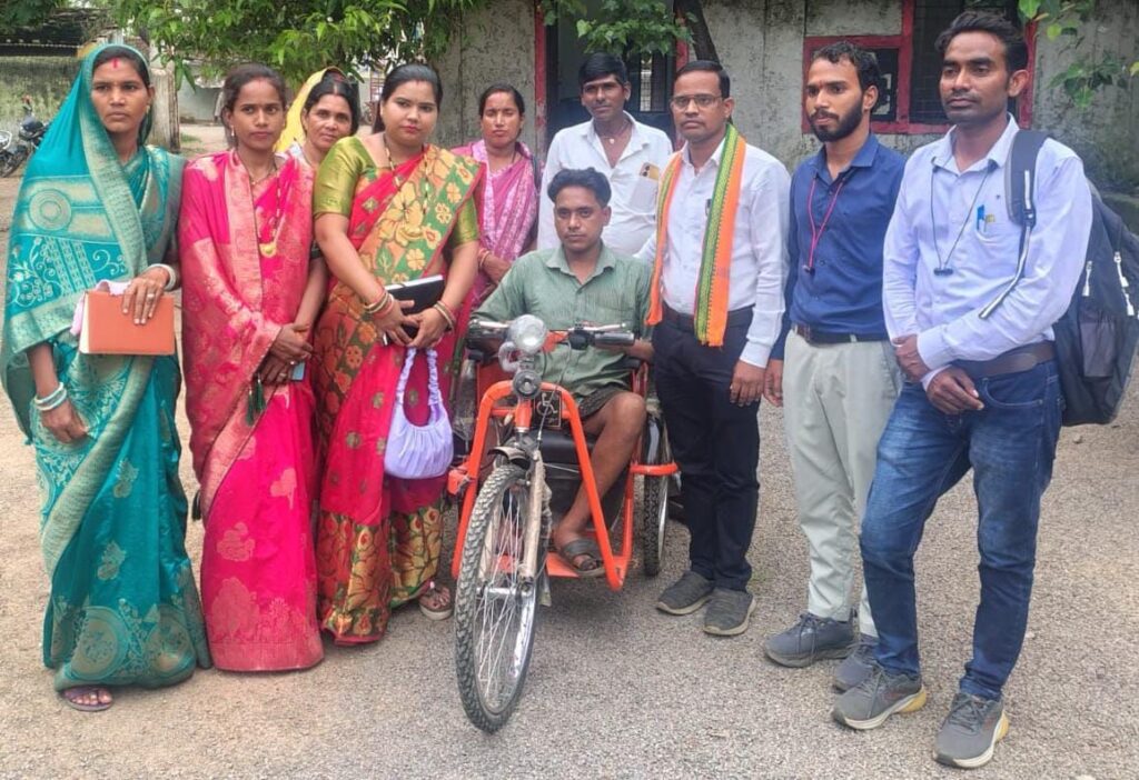 जनपद सभापति आरती तिवारी के प्रयास से दिव्यांग को मिला ट्राई साइकिल