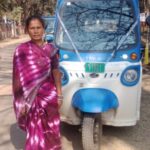 रिक्शा की हेंडिल थामकर चला रही है जीवन की गाड़ी